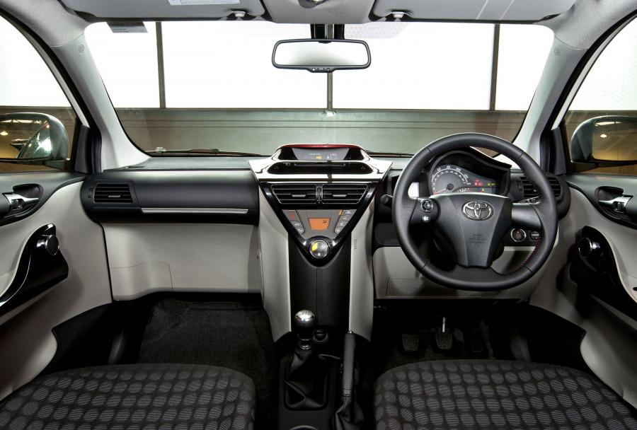  Toyota iQ 2011 года  (фото 7 из 7)